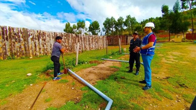 Hemos iniciado hace unos días la colocación del cerco perimetral en el Complejo Pecuario Iscoconga, un importante paso para garantizar la seguridad y protección de este espacio público.
📌Con el objetivo de resguardar las instalaciones y brindar mayor tranquilidad a los visitantes, se ha iniciado la construcción de un cerco perimetral alrededor de la plaza pecuaria Iscoconga. Este cerco estará fabricado con materiales resistentes y contará con vigilancia permanente para garantizar la integridad del lugar.
✅La colocación del cerco perimetral es parte de un plan integral de mejoramiento de la Pecuaria, que busca brindar un ambiente seguro y agradable para todos los usuarios. Además de la instalación del cerco, se llevará a cabo labores en las áreas verdes y vías de acceso. 
Con esta medida, se busca evitar posibles daños a las instalaciones y prevenir el acceso no autorizado a la plaza. Asimismo, se promoverá un ambiente de convivencia pacífica y se fomentará el disfrute de este espacio público por parte de la comunidad.
🗣️El Ingeniero Milton Velásquez, Administrador de la PPI, manifestó que la colocación del cerco perimetral en la Plaza Pecuaria es una muestra del compromiso del Alcalde Joaquín Ramírez por garantizar la seguridad y el bienestar de los ciudadanos. Esta medida contribuirá a preservar este importante espacio público como un lugar para el desarrollo económico de los cajamarquinos. 