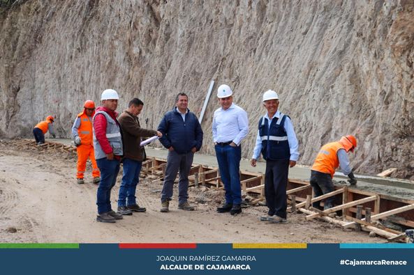 El alcalde provincial de Cajamarca Joaquin Ramírez Gamarra supervisó los trabajos de pavimentación en la avenida Miguel de Cervantes, verificando el avance y progreso de esta obra que beneficiará la transitabilidad peatonal y vehicular en esta zona de la ciudad.
👷A la fecha la obra cuenta ya con los muros de contención y se avanza con la construcción de las veredas dentro de la programación establecida.
👉La primera autoridad edil reafirmó su compromiso de hacer realidad esta obra dentro del plazo programado, supervisando y fiscalizando los avances de la empresa ejecutora.