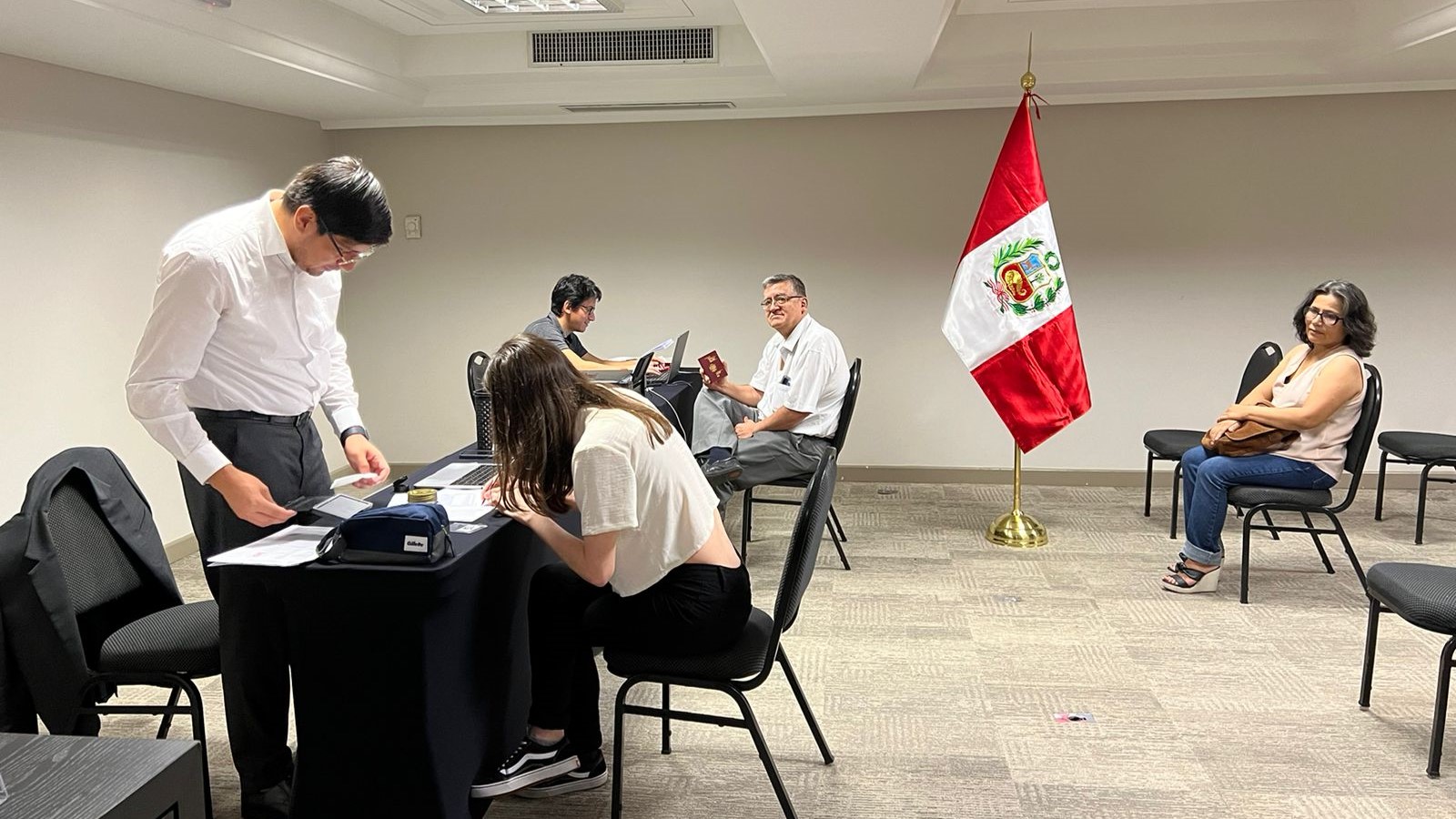 Consulado General del Perú en San Pablo brinda facilidades a los peruanos en Florianópolis