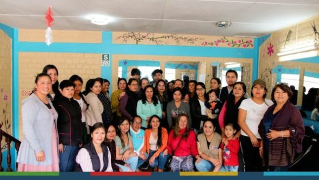 En un esfuerzo conjunto entre Renace Mujer y Familia de la municipalidad provincial de Cajamarca, la Dirección Desconcentrada de Cultura de Cajamarca del Ministerio de Cultura del Perú y la Estrategia Multisectorial Barrio Seguro del Ministerio del Interior, se llevó a cabo el Taller de Difusión del servicio Orienta. Este evento se enmarca en la estrategia nacional "Perú sin racismo", con el objetivo de contribuir a la reducción de la discriminación étnico-racial y promover la valoración de la diversidad cultural a nivel nacional, mediante la coordinación efectiva de todas las autoridades involucradas.
👨‍🏫El taller, dirigido específicamente a 30 beneficiarias que participan activamente en los diversos programas ofrecidos por Renace Mujer y Familia, se centró en brindar información clave sobre el servicio Orienta y su papel fundamental dentro de la estrategia nacional "Perú sin racismo". La iniciativa busca fomentar un ambiente inclusivo y respetuoso, así como impulsar la valoración de la diversidad cultural en la sociedad.
👉La Municipalidad Provincial de Cajamarca, el Ministerio de Cultura del Perú y el Ministerio del Interior reafirman su compromiso de continuar trabajando en conjunto para promover la igualdad, la diversidad y el respeto en todas las comunidades de Cajamarca y a nivel nacional.
