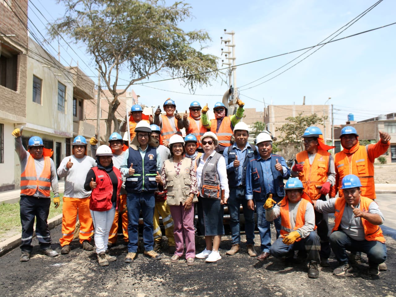 Alcaldesa, Janet Cubas, supervisa actividades de pavimentación en Pueblo Joven Ricardo Palma
