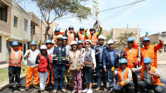Alcaldesa, Janet Cubas, supervisa actividades de pavimentación en Pueblo Joven Ricardo Palma
