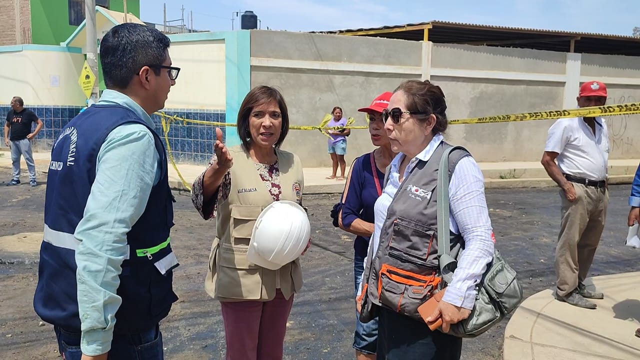 Alcaldesa, Janet Cubas, supervisa actividades de pavimentación en Pueblo Joven Ricardo Palma