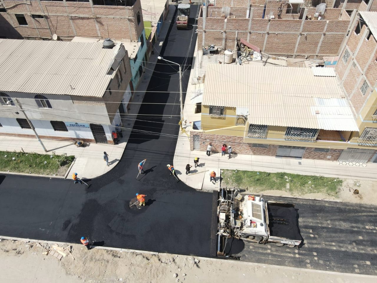 Alcaldesa, Janet Cubas, supervisa actividades de pavimentación en Pueblo Joven Ricardo Palma