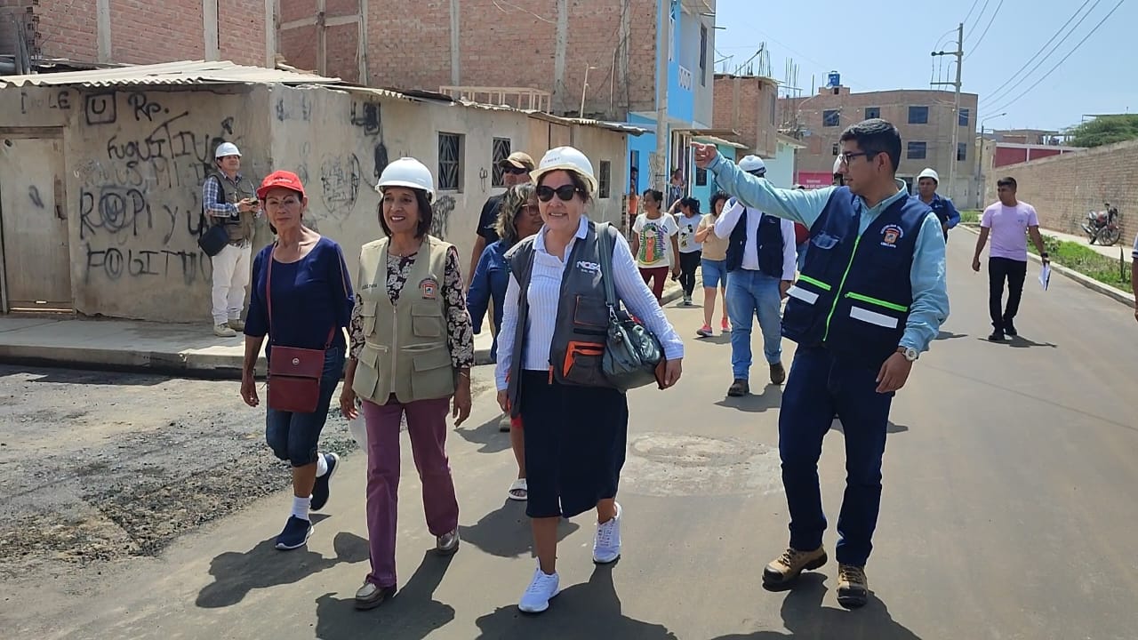 Alcaldesa, Janet Cubas, supervisa actividades de pavimentación en Pueblo Joven Ricardo Palma
