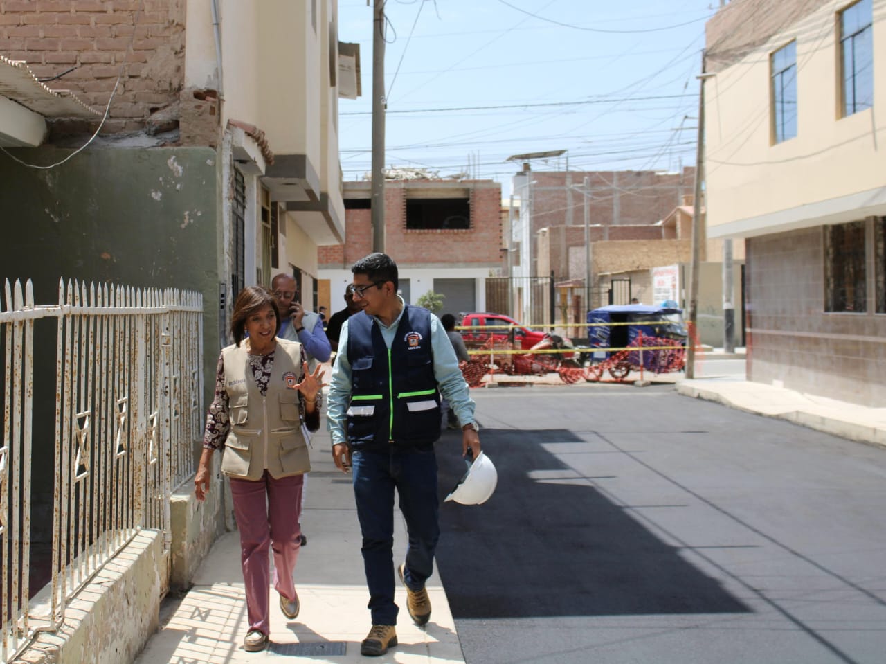 Alcaldesa, Janet Cubas, supervisa actividades de pavimentación en Pueblo Joven Ricardo Palma