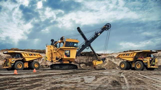 Maquinaria de construcción en campo de tierra