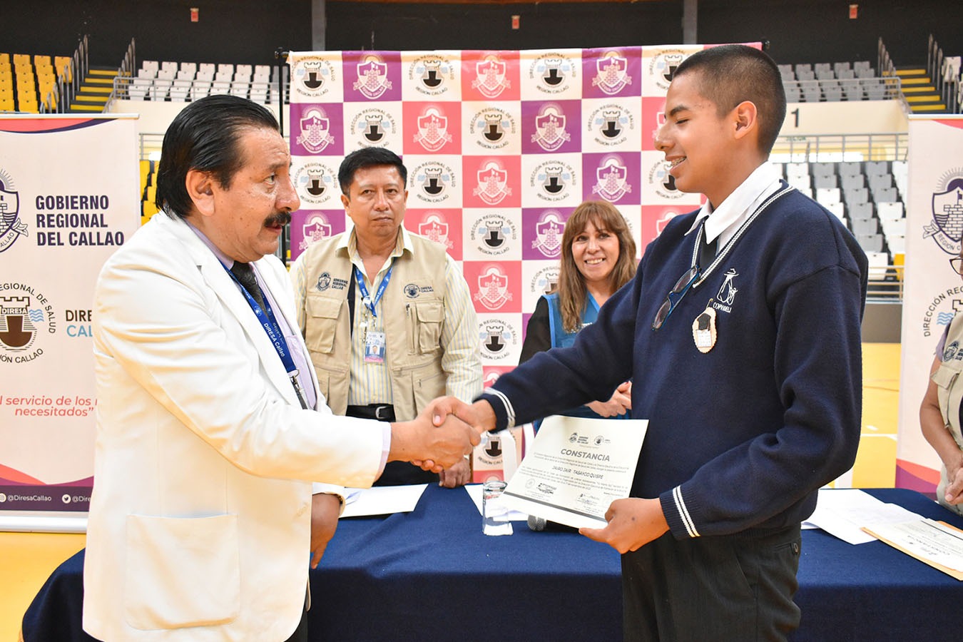 Líder adolescente, entregandosele la certificación
