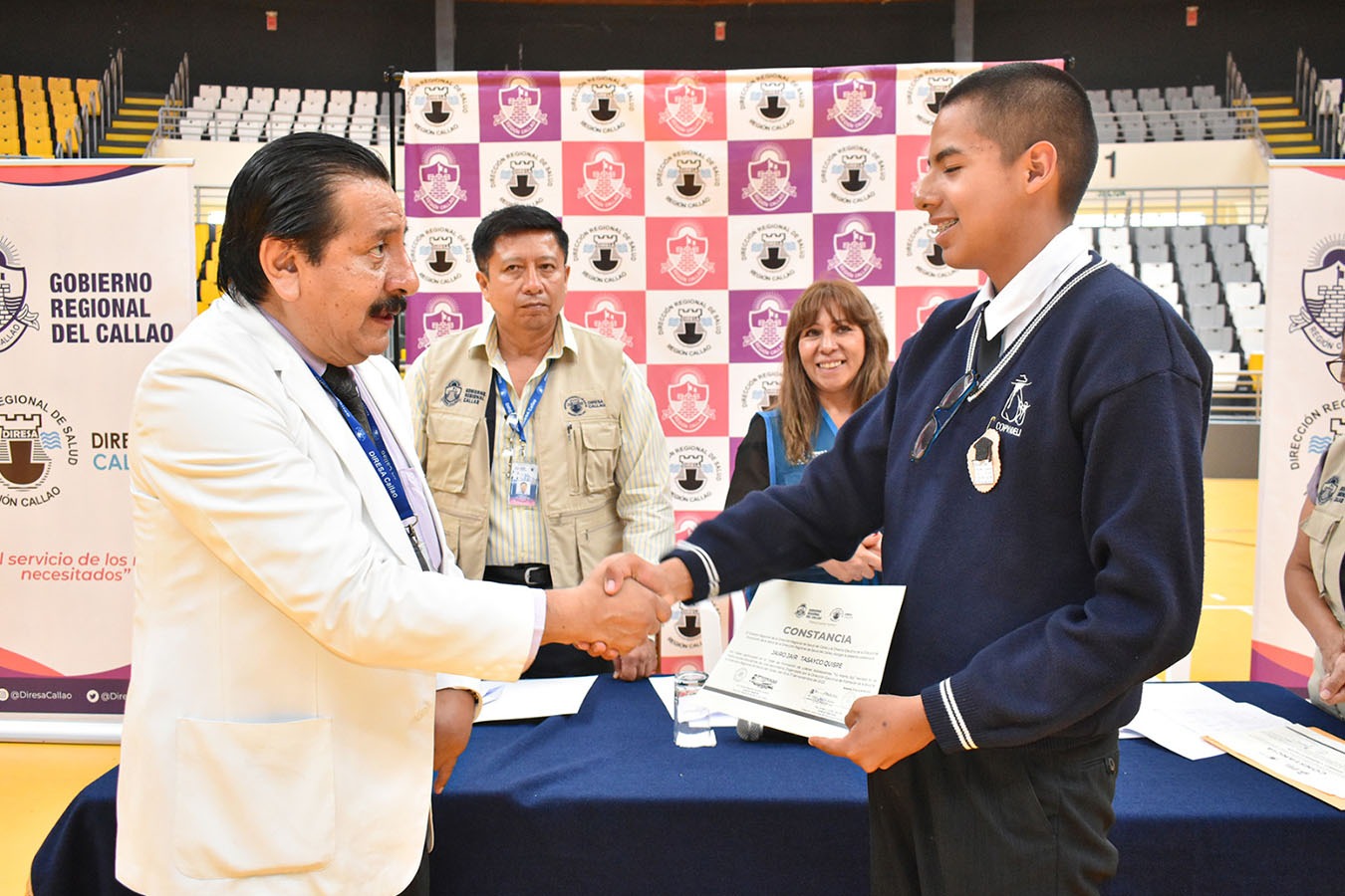 Líder adolescente, entregandosele la certificación 