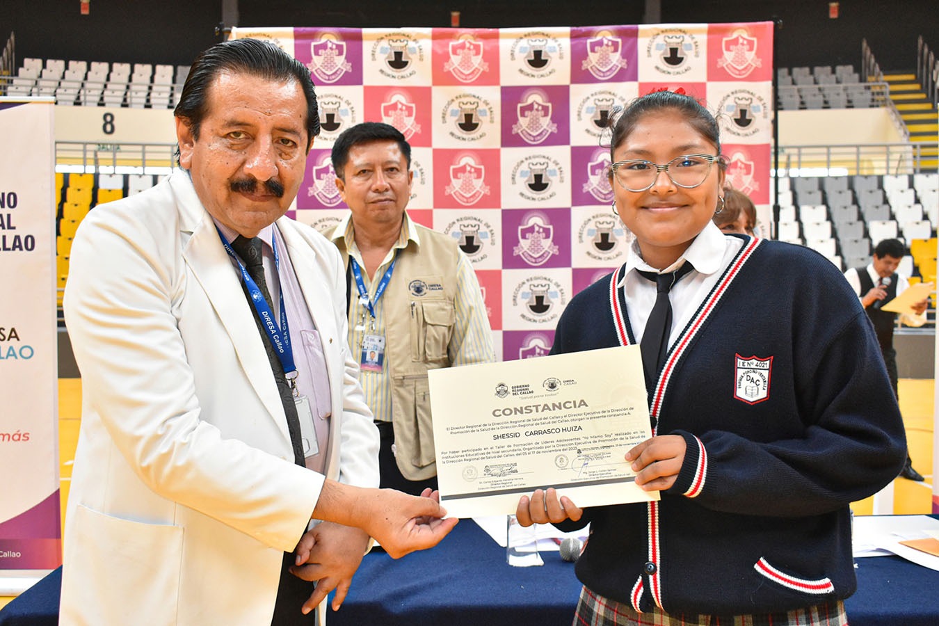 El director de DIRESA Callao, entrega certificación aíider adolescente