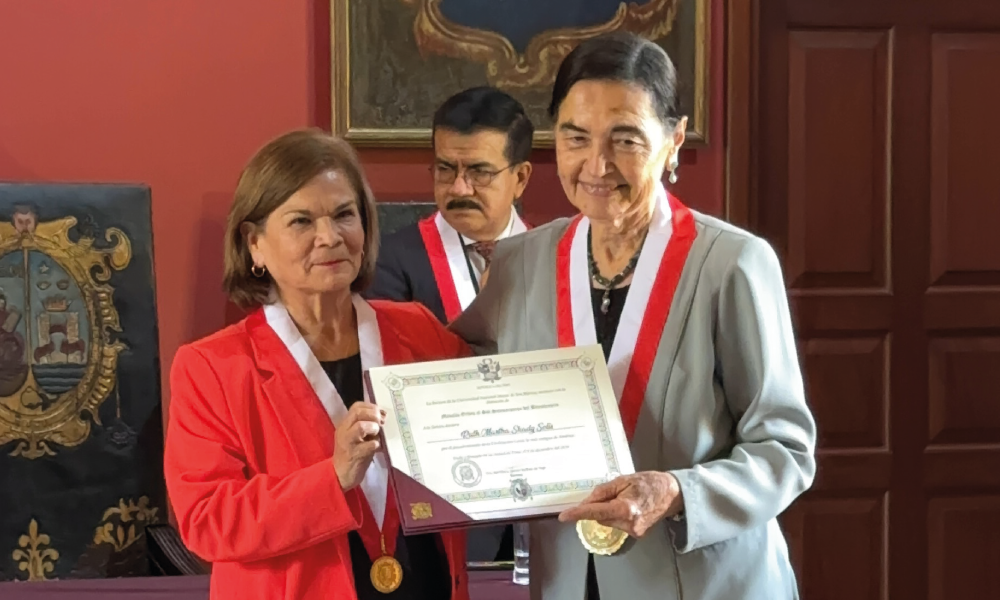 Entregan a la doctora Ruth Shady la Medalla “Orden del Sol Sanmarquino del Bicentenario”