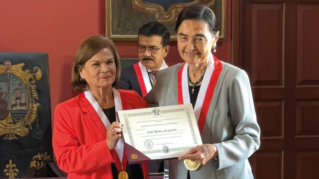 Entregan a la doctora Ruth Shady la Medalla “Orden del Sol Sanmarquino del Bicentenario”