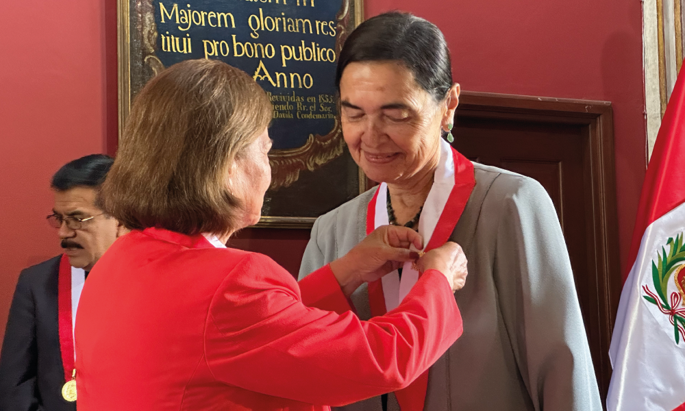 Entregan a la doctora Ruth Shady la Medalla “Orden del Sol Sanmarquino del Bicentenario”