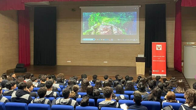Embajada del Perú en Marruecos proyecta largometraje peruano sobre la Amazonía peruana a estudiantes de Rabat