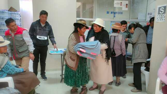 Foto de entrega de frazadas