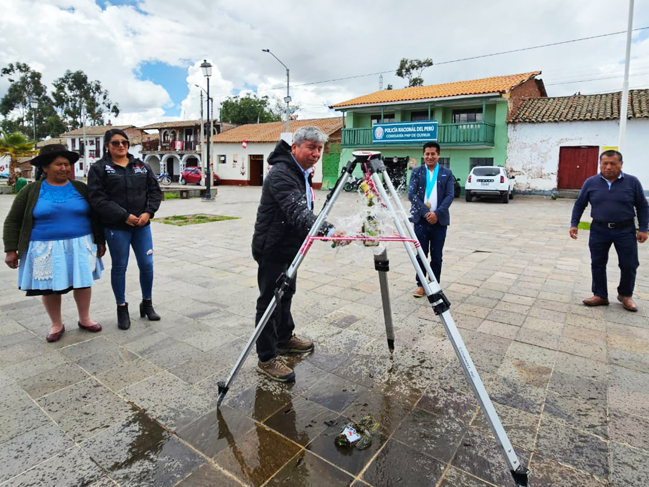 Plan Copesco Nacional, en articulación con la Municipalidad Distrital de Quinua, colocaron la primera piedra de las obras de mejoramiento de las redes eléctricas y alumbrado público de la zona monumental de este emblemático distrito.