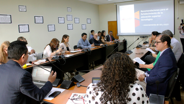 El CNE busca fortalecer la educación superior tecnológica mediante mejoras en el licenciamiento y la gobernanza de institutos y escuelas