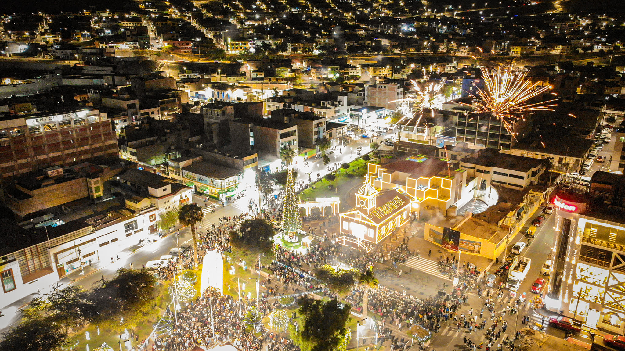 Familias llegaron hasta la plaza central de la ciudad para participar del encendido de luces Navideñas reunidos en un ambiente de alegría, unión, paz y amor.