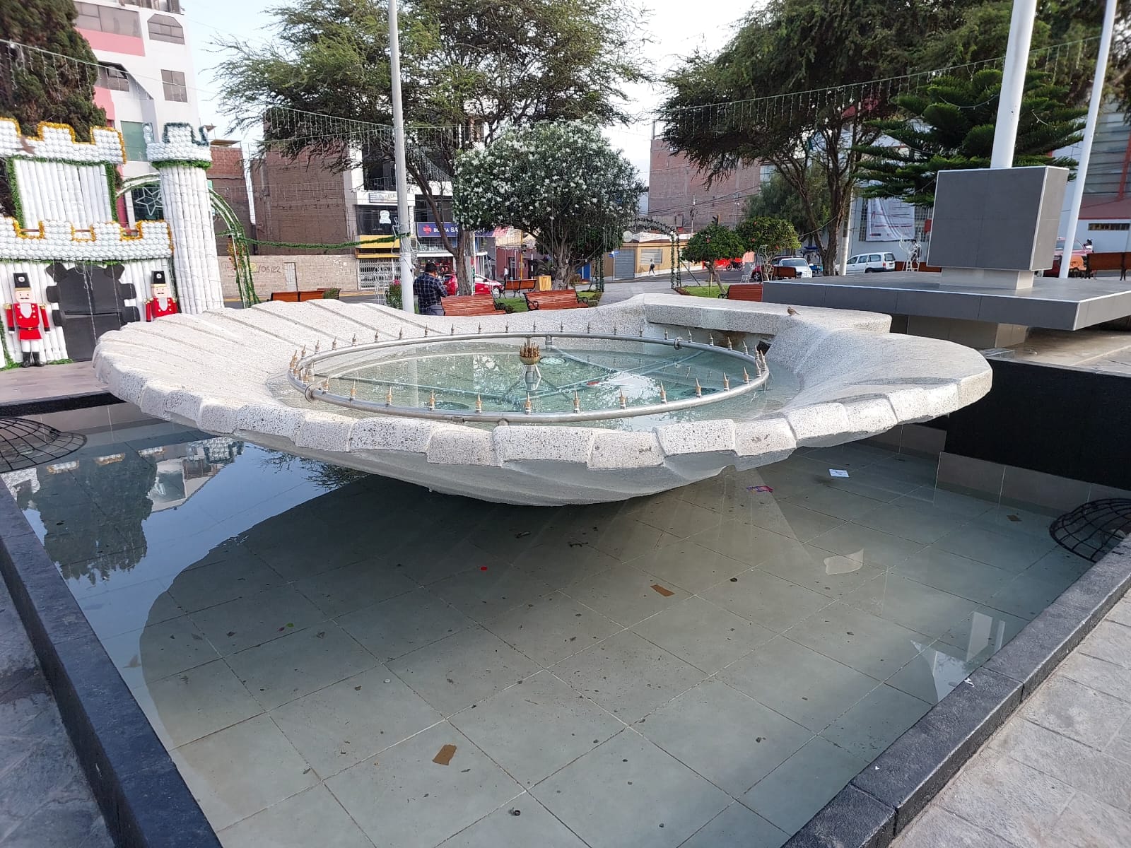 Pileta Ornamental será cerrada de manera temporal para realizar el mantenimiento de los succionadores que fueron obstruidos por la cantidad de envoltorios, papel, botellas, colilla de cigarros y otros desechos.