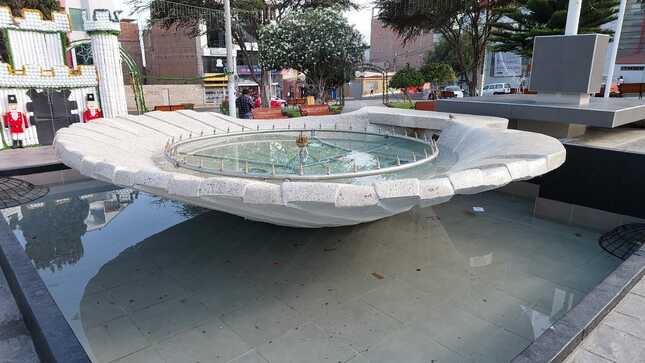 Pileta Ornamental será cerrada de manera temporal para realizar el mantenimiento de los succionadores que fueron obstruidos por la cantidad de envoltorios, papel, botellas, colilla de cigarros y otros desechos.