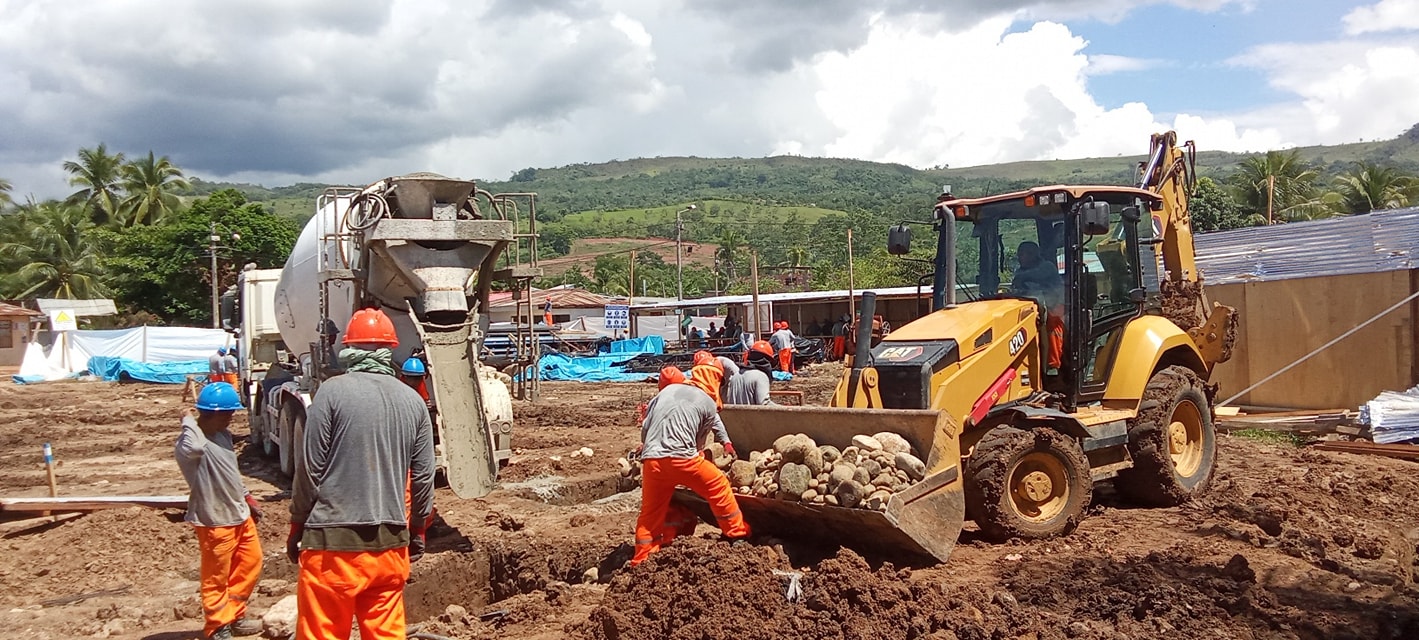 Inspeccionando la construccion de las bases de la pronta infraestructura IE 0048 Distrito Cacatachi.