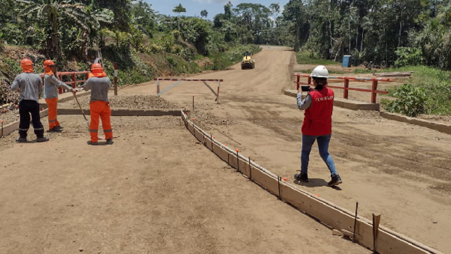 La Contraloría alertó cuatro situaciones adversas en la obra mejoramiento del camino vecinal Centro Pastora – Chorrillos -Tupac Amaru – Tres Islas en el distrito y provincia de Tambopata, que podrían afectar la continuidad del proyecto que se ejecuta desde el año 2017 y debió concluirse en un año. El presupuesto inicial fue de S/ 39.032.409.