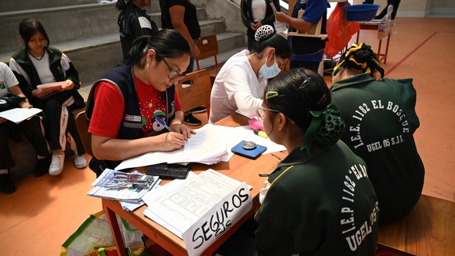 Foto de estudiantes recibiendo atención 