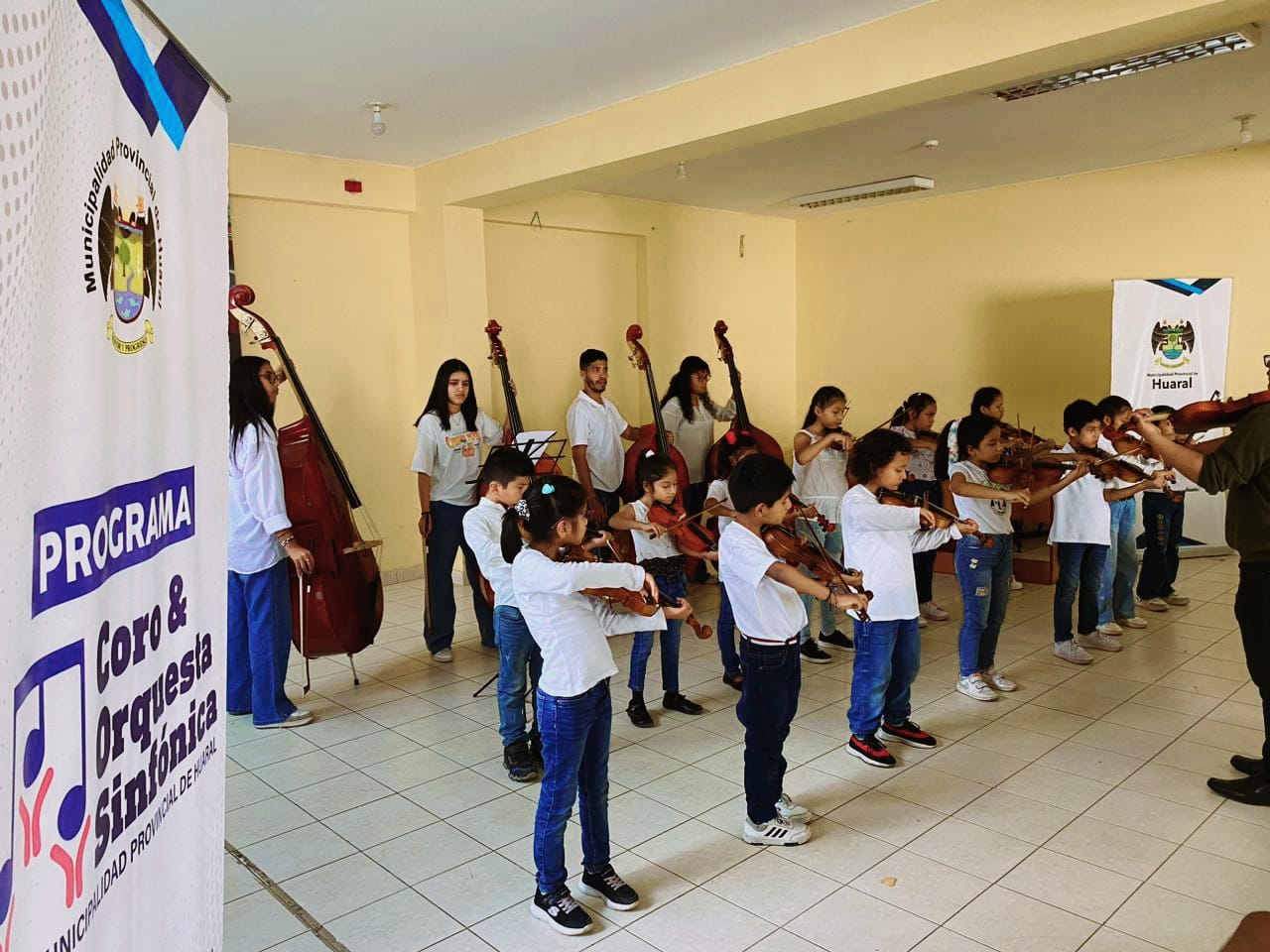 Nuestro coro y orquesta sinf贸nica sinf贸nica prepara su primera presentaci贸n oficinal en nuestra Plaza de Armas