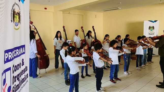Nuestro coro y orquesta sinfónica sinfónica prepara su primera presentación oficinal en nuestra Plaza de Armas