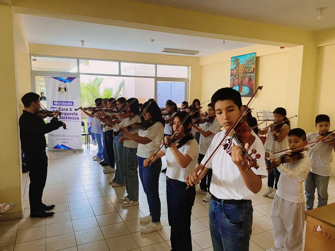 Nuestro coro y orquesta sinf贸nica sinf贸nica prepara su primera presentaci贸n oficinal en nuestra Plaza de Armas