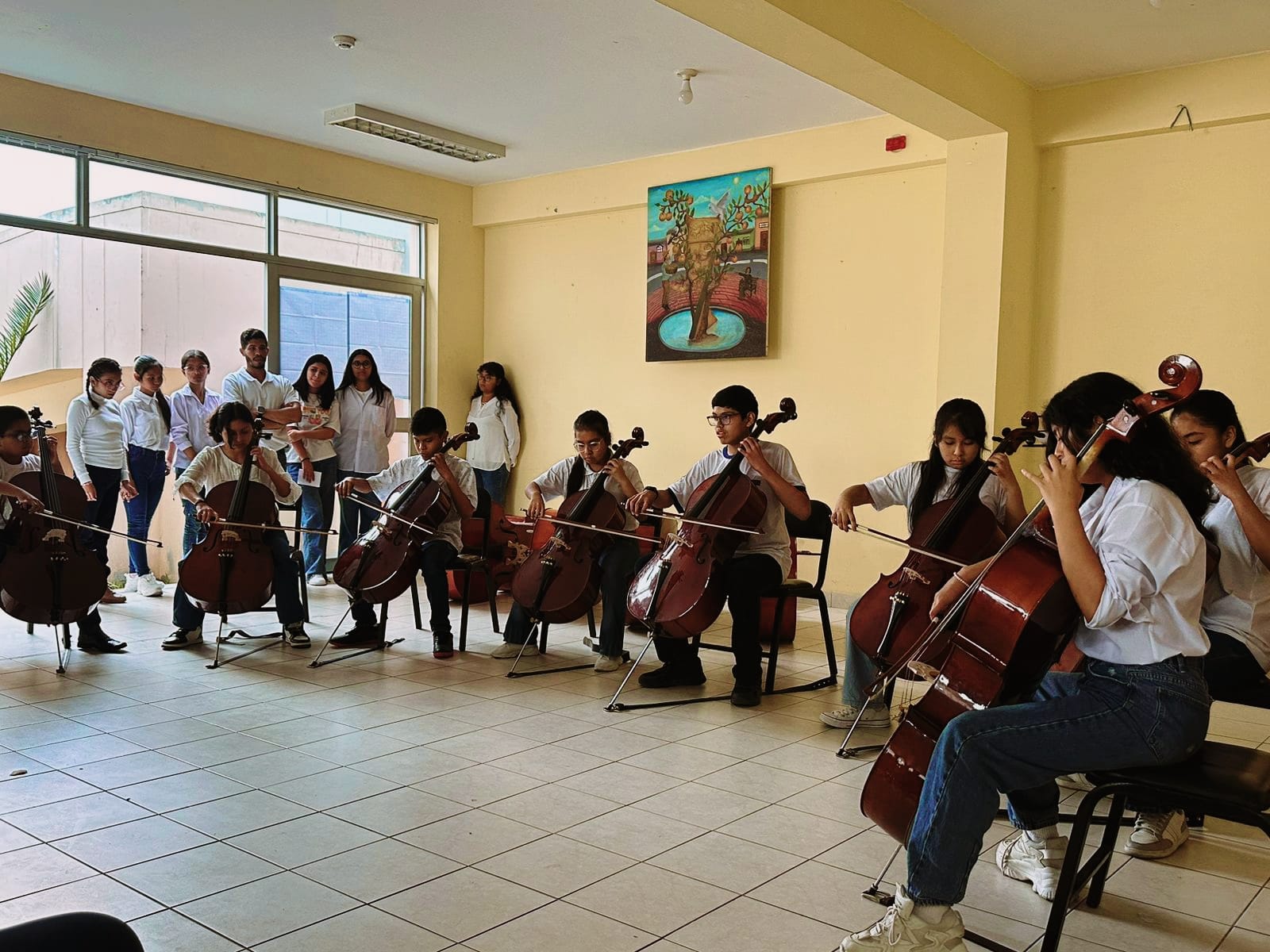 Nuestro coro y orquesta sinf贸nica sinf贸nica prepara su primera presentaci贸n oficinal en nuestra Plaza de Armas