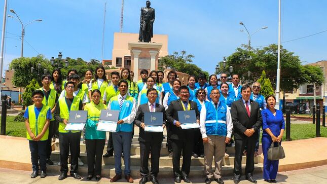 EN ACTO CÍVICO DE IZAMIENTO DE BANDERAS SE CONMEMORÓ LA DECLARACIÓN UNIVERSAL DE LOS DERECHOS HUMANOS, LA BATALLA DE AYACUCHO; ADEMÁS SE ENTREGÓ RECONOCIMIENTO DE SERVICIO DE VOLUNTARIADO A LA IGLESIA DE DIOS SOCIEDAD MISIONERA MUNDIAL 