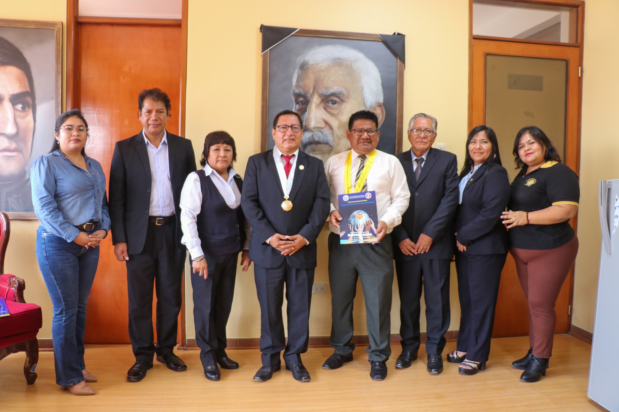 ALCALDE JUAN REAÑO Y DECANO DE LA FACULTAD DE CIENCIAS SOCIALES DE LA UNJFSC FIRMAN CONVENIO DE PRÁCTICAS PRE-PROFESIONALES PARA LOS ESTUDIANTES DE SOCIOLOGÍA EN MUNICIPIO DE HUAURA