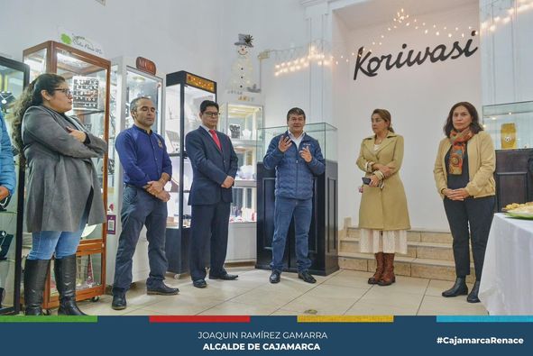 Acabamos de inaugurar la nueva expo-tienda "Koriwasi" , donde artesanos locales del arte de la joyería, formados en el Cite Koriwasi, ofrecen sus más finos trabajos, realizados combinando las técnicas tradicionales de nuestros ancestros joyeros, con la innovadora tecnología que permite confeccionar hermosos diseños que atrapan tanto a locales, como a turistas. Además, también se ofrecemos el arte de nuestras tejedoras tradicionales de las comunidades altoandinas de Sorochuco con la marca Alpaconga y su artesanía de lana .
De esta forma, la Municipalidad Provincial de Cajamarca al mando de nuestro alcalde Joaquin Ramírez, sigue apoyando al artesano local con sus emprendimientos, sustentando el desarrollo económico en base a la cultura y tradición de nuestra tierra.
Visítanos en el Centro Cultural Municipal "Miguel Espinach", Jr. Cruz de Piedra 613.