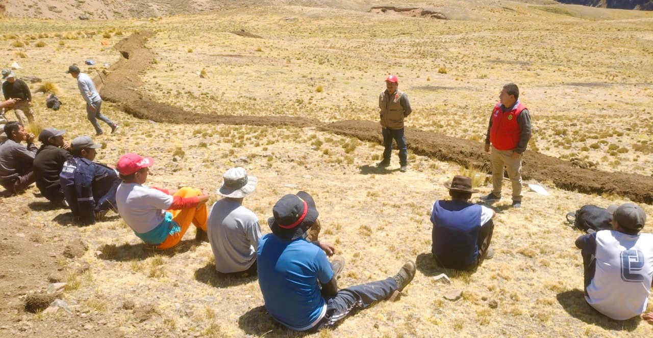 Proyecto Vicuña construye zanjas de infiltración 