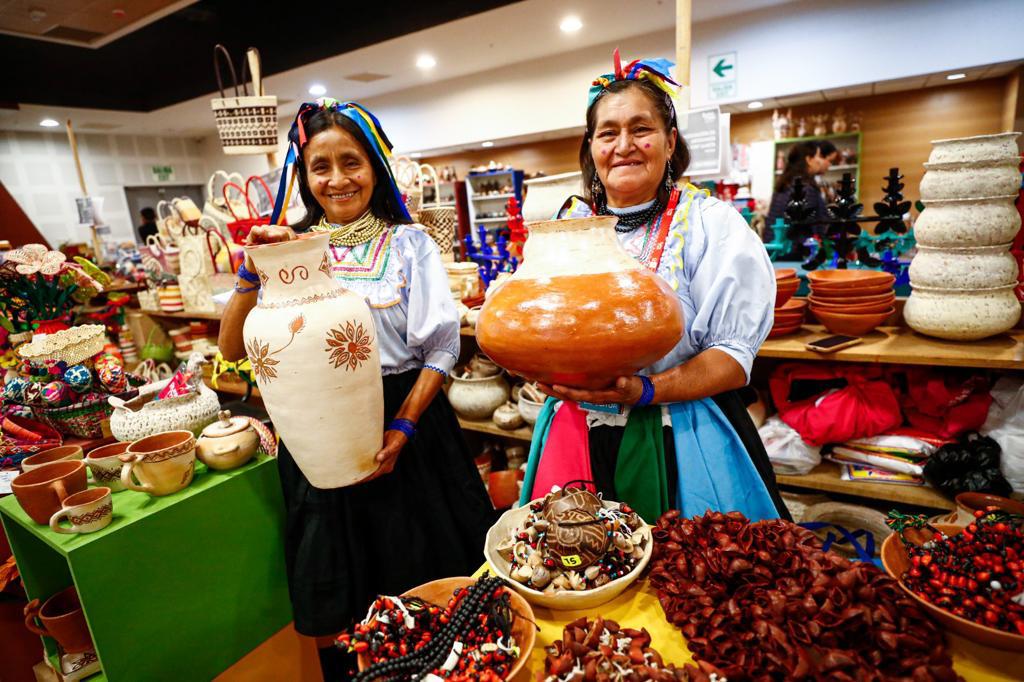Ministerio de Cultura recibe la tradicional exposición venta “Mekenma Tee Aka, Ruraq maki”