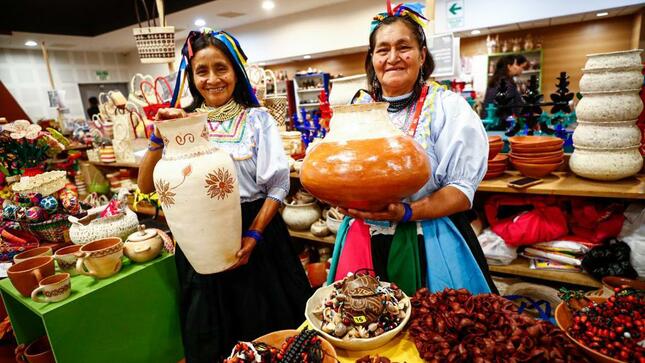 Ministerio de Cultura recibe la tradicional exposición venta “Mekenma Tee Aka, Ruraq maki” 