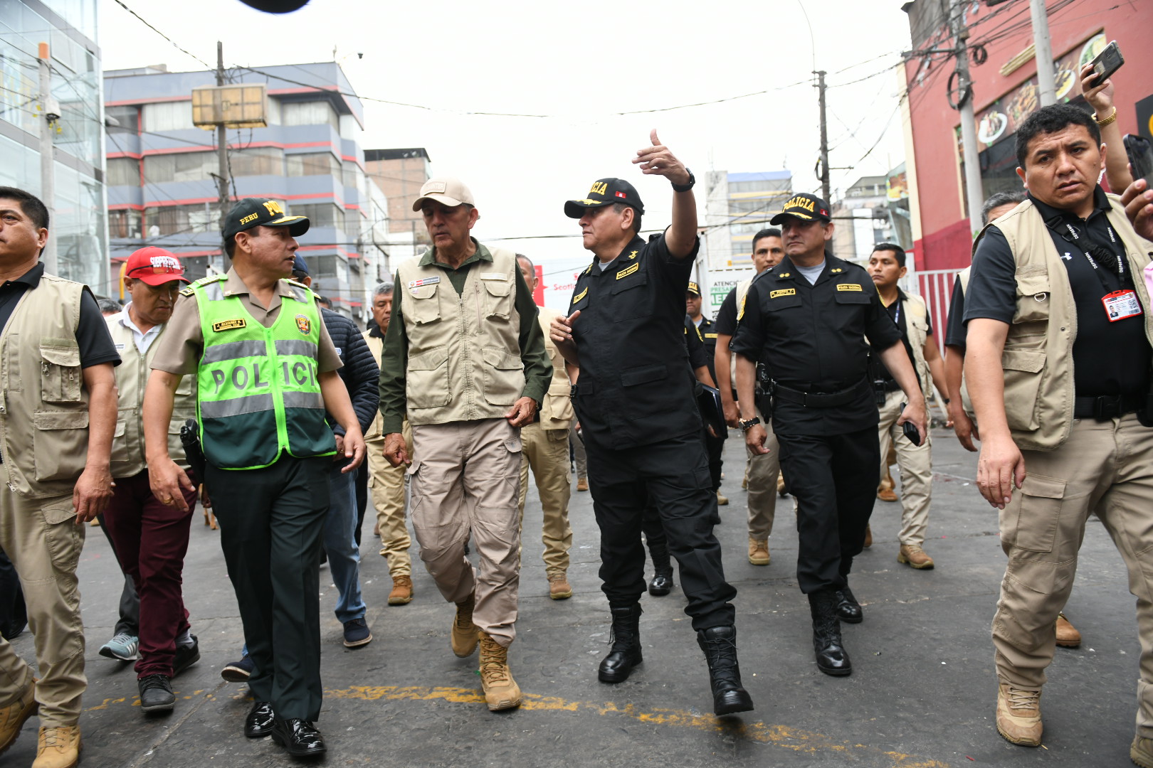 Ministro Víctor Torres aseguró que tampoco permitirán que inescrupulosos sigan extorsionando a comerciantes.