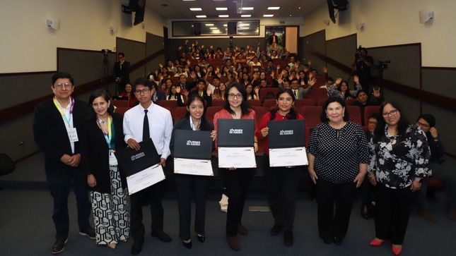 Investigadores, académicos y funcionarios gubernamentales dialogarán durante cuatro días, en el marco de la Semana de Investigación: Juventudes en el Perú, sobre los principales hallazgos que ponen en agenda los retos del Estado para atender las brechas de la población joven y dar respuestas que brinden oportunidades para su desarrollo integral.


El evento, organizado por la Secretaría Nacional de la Juventud (Senaju) del Ministerio de Educación, se desarrollará del 11 al 14 de diciembre. Los dos primeros días se realizará de manera presencial en el auditorio Maes Heller de la Universidad del Pacífico, de 4.30 a 8.30 p.m.


Los dos días restantes, el 13 y el 14 de diciembre, se realizará de manera virtual, a través de la plataforma Zoom y vía Facebook Live. El 13 será de 4 p.m. a 5.30 p.m. y el 14 de 10 a.m. a 12 m.


En la semana de investigación se presentarán cuatro estudios desarrollados por la Senaju sobre el impacto socioemocional de la pandemia en adolescencia en situación de riesgo social; la mejora de los servicios públicos para las juventudes; trayectorias de juventudes en el continuo rural-urbano y experiencias de discriminación y salud mental de jóvenes LGBT+.


Además, se presentarán el documento “Juventudes Perú 2017-2022: Reporte de Datos e Indicadores sobre la Población Joven” y la plataforma Dato Joven, que permitirá visualizar, de una forma más amplia e interactiva, indicadores clave sobre la situación de la población joven.


La Semana de Investigación: Juventudes en el Perú se realiza en conjunto con la Universidad del Pacífico y el Programa Conjunto de las Naciones Unidas sobre el VIH/Sida. Los interesados en participar y recibir una certificación de 16 horas académicas pueden inscribirse en https://juventud.gob.pe/semana-de-investigacion/