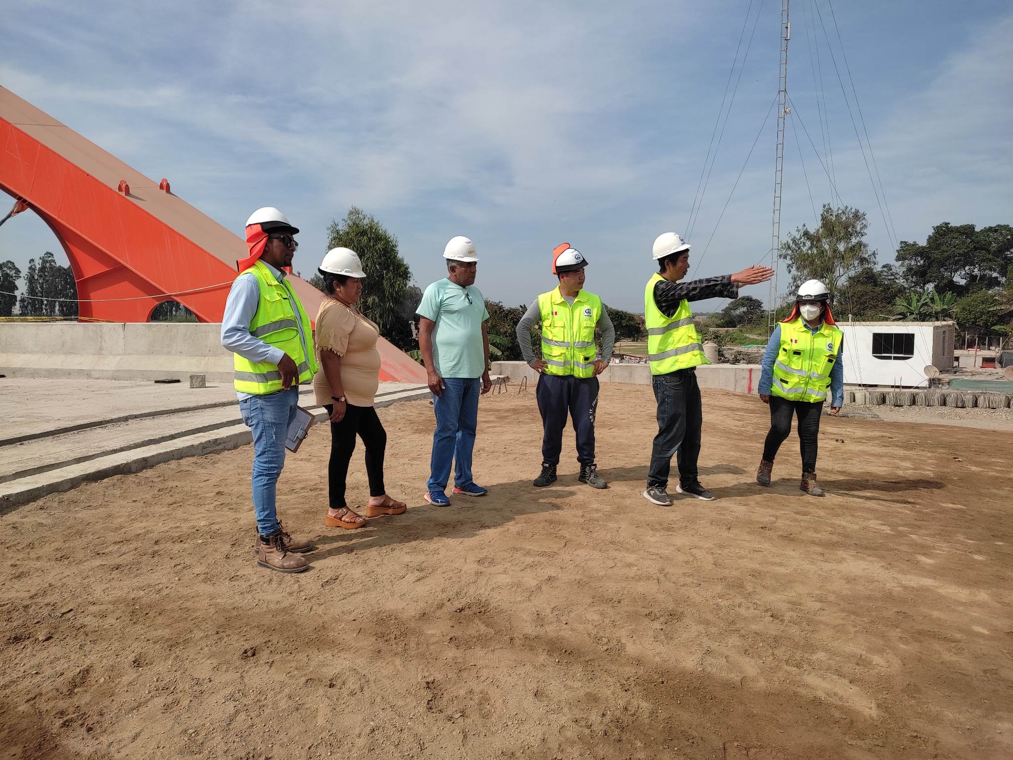 VISITA DE INSPECCIÓN DE LA ALCALDESA DEL DISTRITO DE EL CARMEN EN LA OBRA DEL PUENTE CHAMORRO