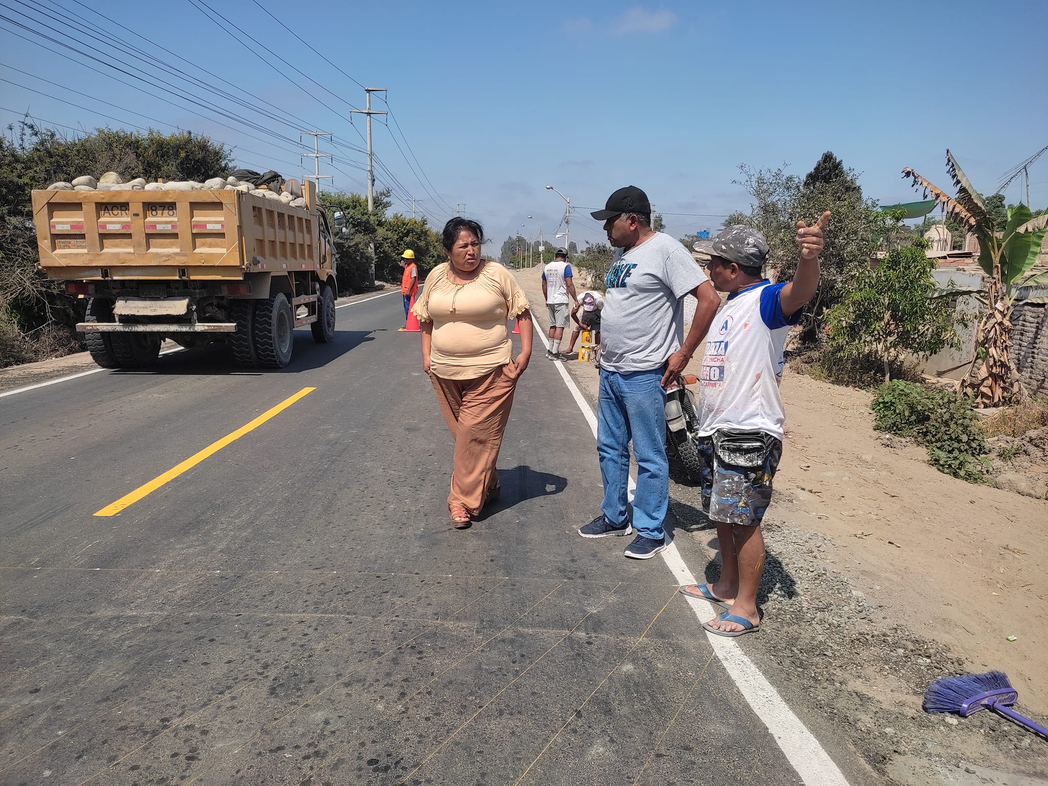 INICIO DEL PINTADO DE SEÑALIZACIÓN DE LOS REDUCTORES DE VELOCIDAD EN LA CARRETERA PRINCIPAL DEL DISTRITO DE EL CARMEN