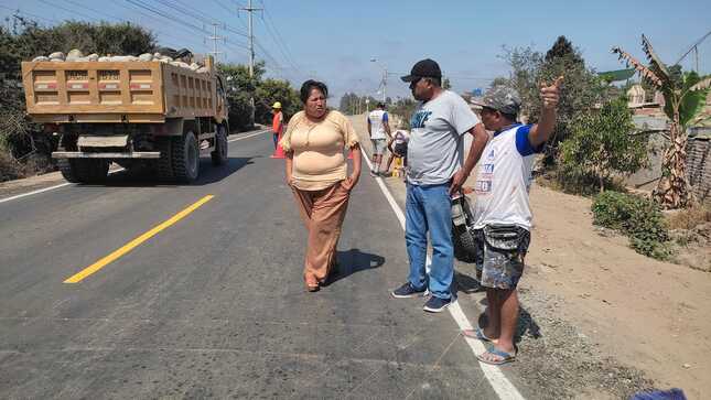 INICIO DEL PINTADO DE SEÑALIZACIÓN DE LOS REDUCTORES DE VELOCIDAD EN LA CARRETERA PRINCIPAL DEL DISTRITO DE EL CARMEN