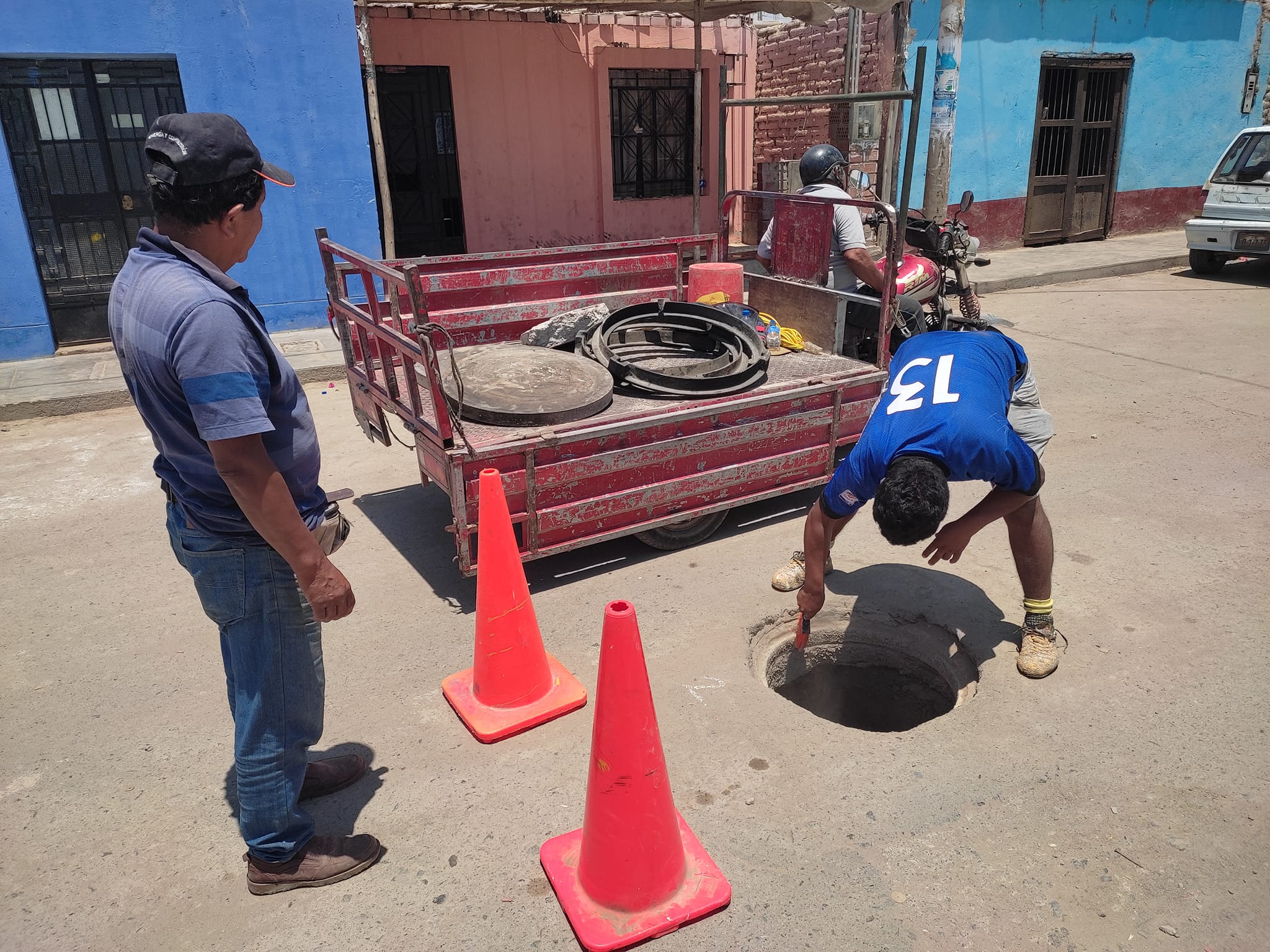 INICIO DE LA COLOCACIÓN DE TAPAS Y PARCHADO DE BUZONES EN MAL ESTADO, UBICADOS EN EL CERCADO DEL DISTRITO DE EL CARMEN