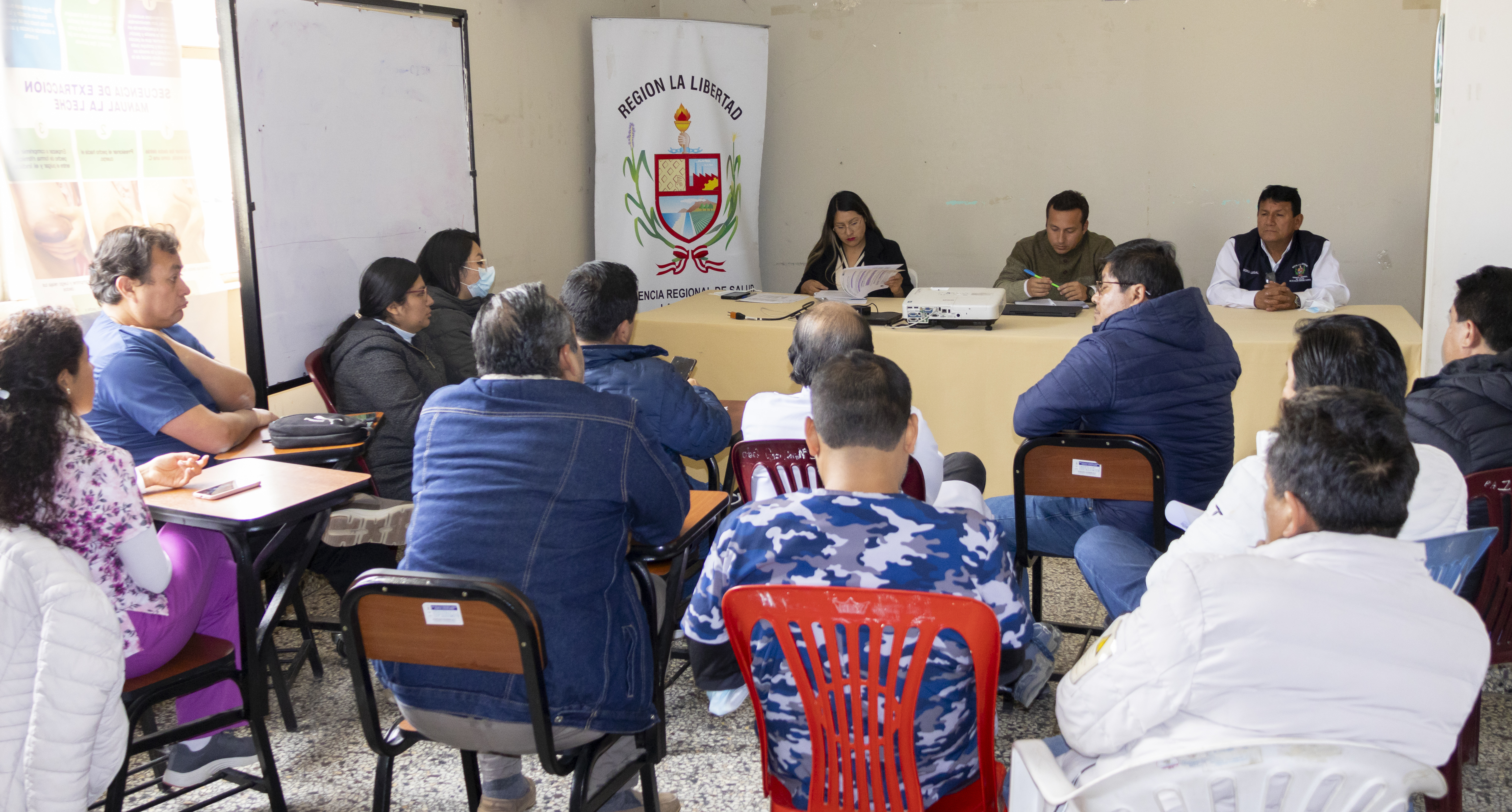Imagenes de la reunión del director de la red Sánchez Carrión con los médicos del hospital Leoncio Prado.