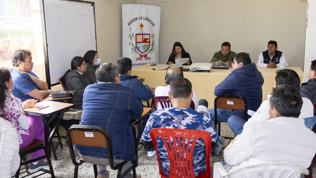 Imagenes de la reunión del director de la red Sánchez Carrión con los médicos del hospital Leoncio Prado.