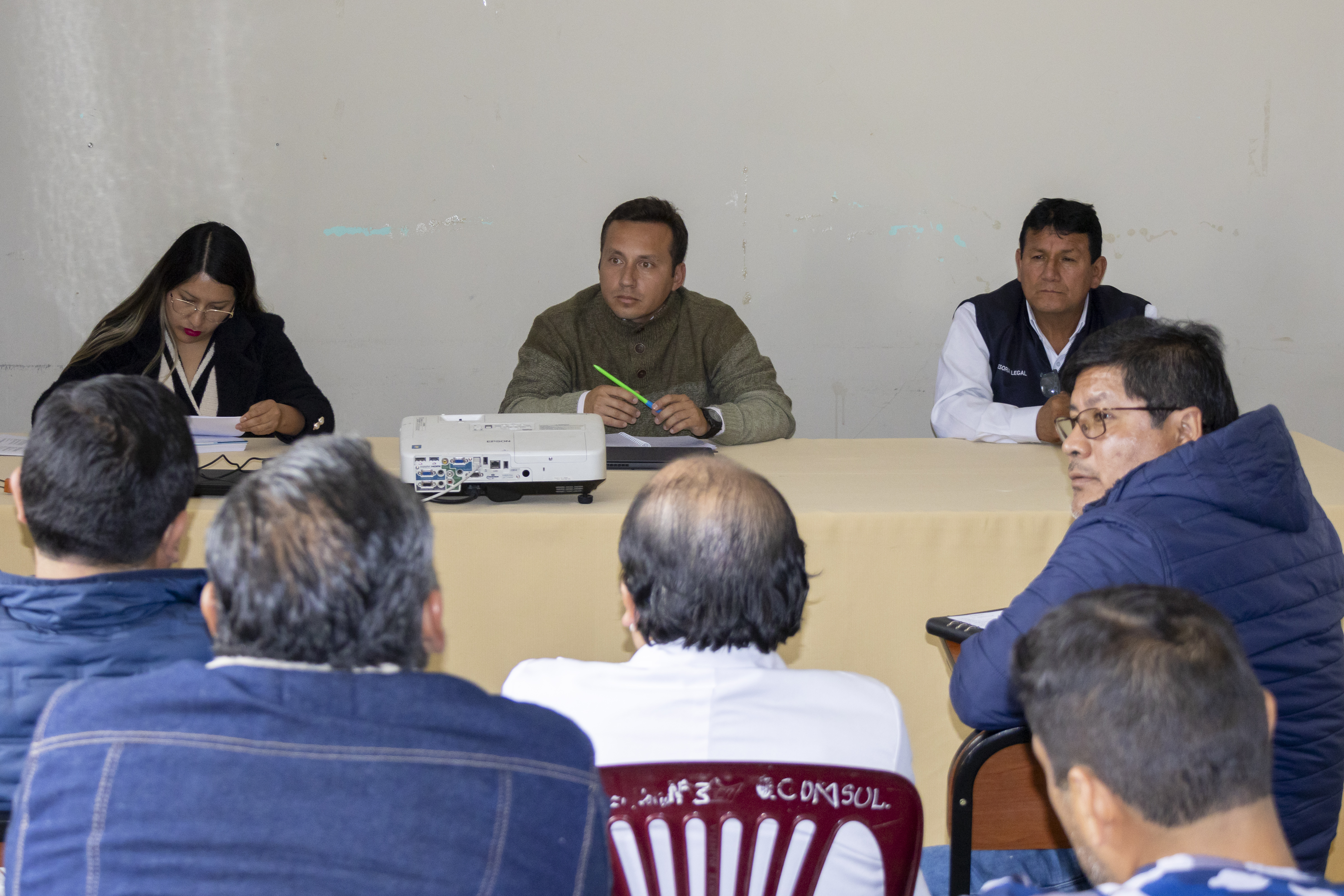 Imagenes de la reunión del director de la red Sánchez Carrión con los médicos del hospital Leoncio Prado.