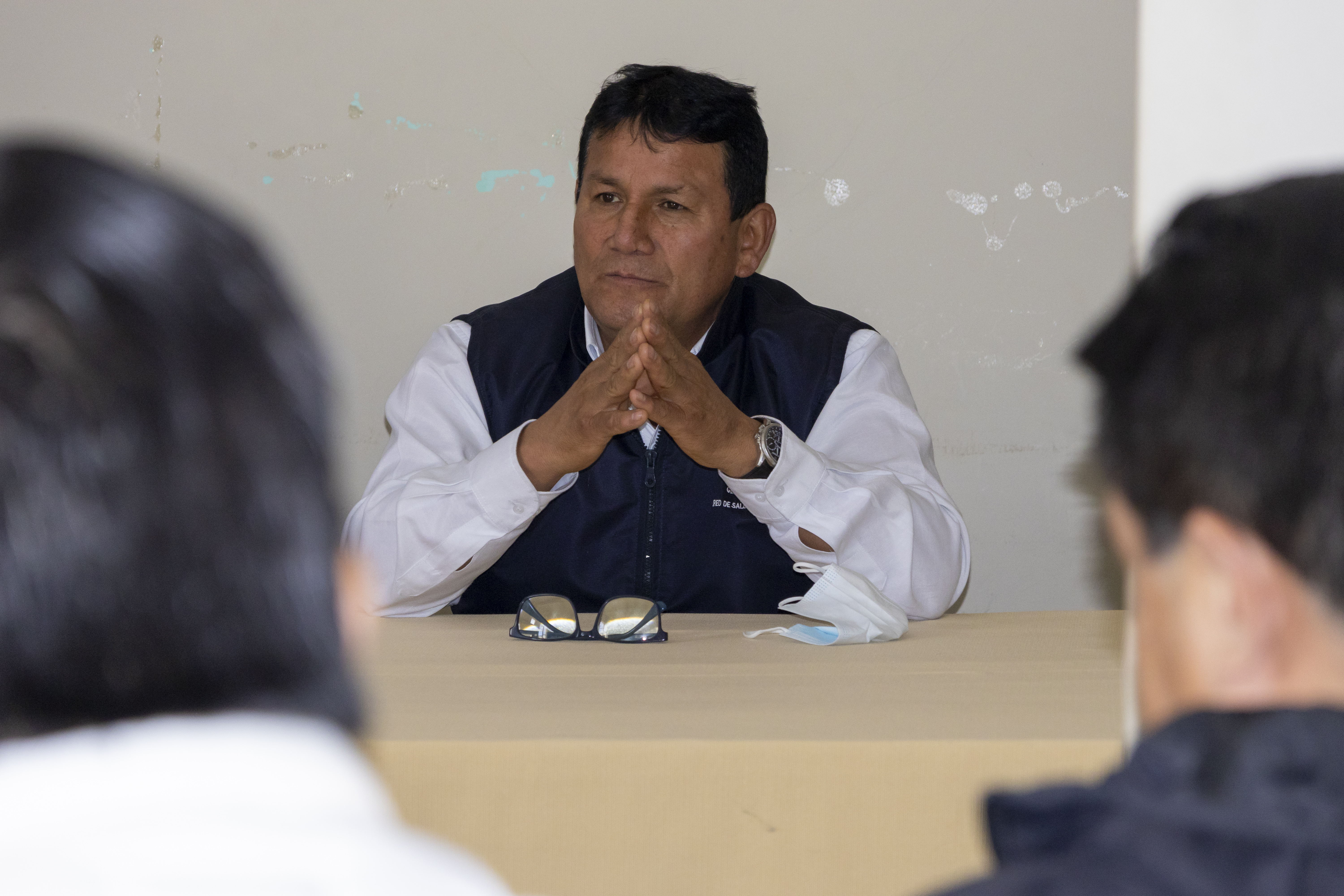 Imagenes de la reunión del director de la red Sánchez Carrión con los médicos del hospital Leoncio Prado.