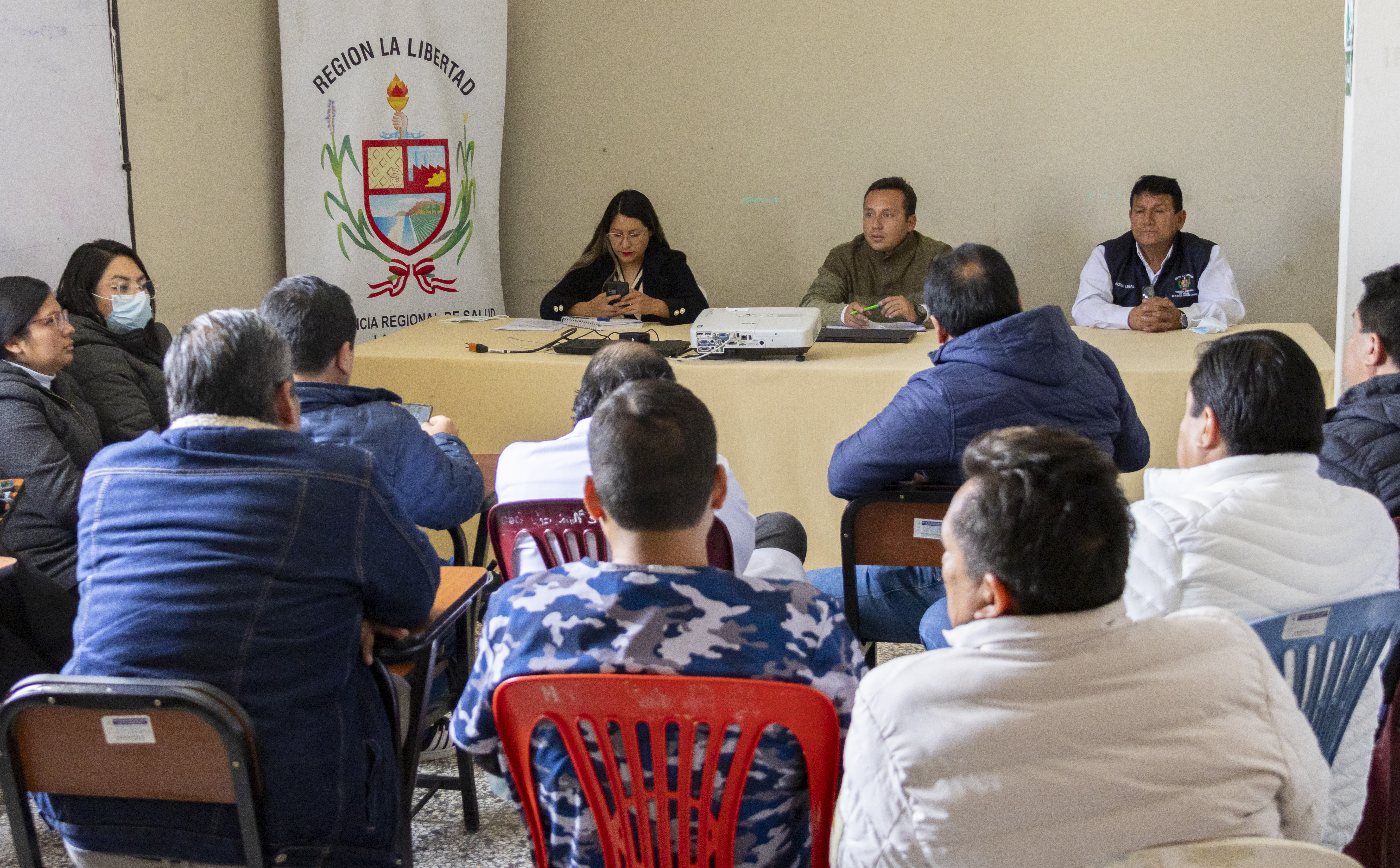 Imagenes de la reunión del director de la red Sánchez Carrión con los médicos del hospital Leoncio Prado.