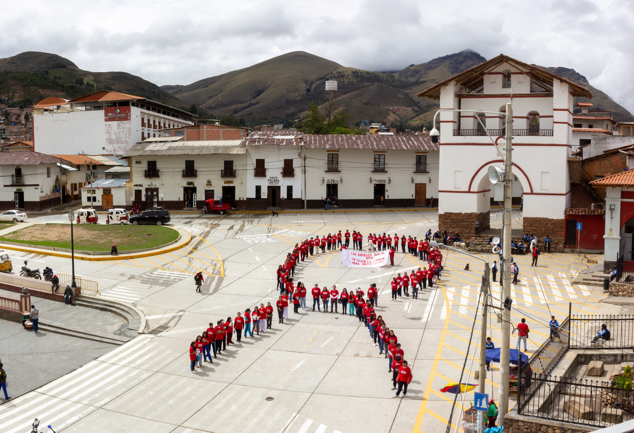 Fotografía del pasacalles por Huamachuco en el Día Mundial de la Lucha contra el Sida