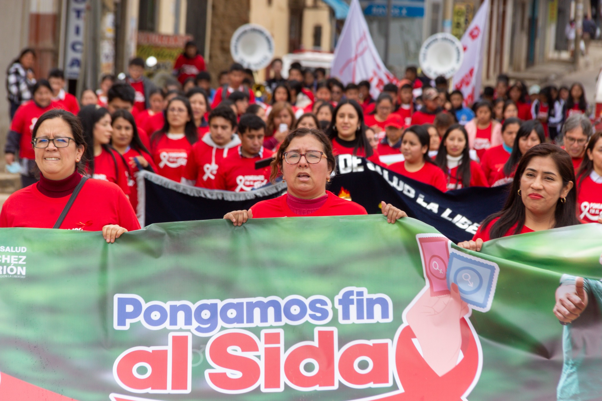 Fotografía del pasacalles por Huamachuco en el Día Mundial de la Lucha contra el Sida